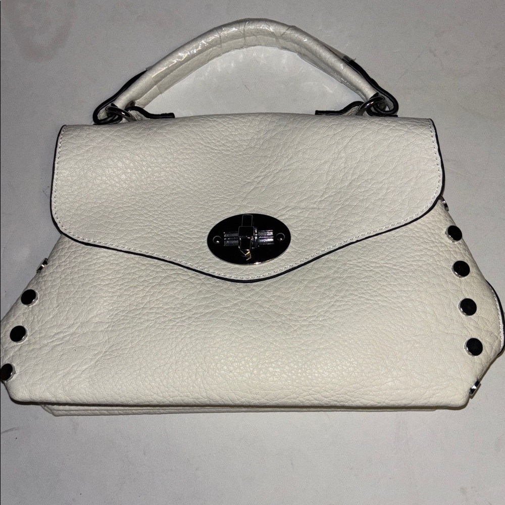 JAIME BRAND FROM THE UK.. NEW WHITE FAUX LEATHER HANDBAG SILVER ACCENTS/STUDS